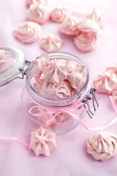 Roze schuimgebakjes in een glazen pot — Stockfoto