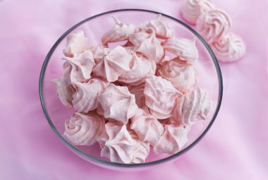 bir cam kabın içinde pembe meringues