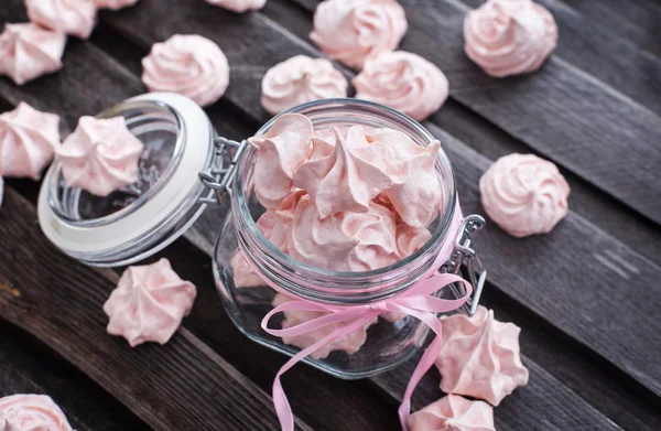 Meringhe rosa in un barattolo di vetro — Foto Stock