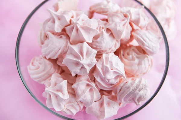 Pink meringues in a glass bowl — Stock fotografie