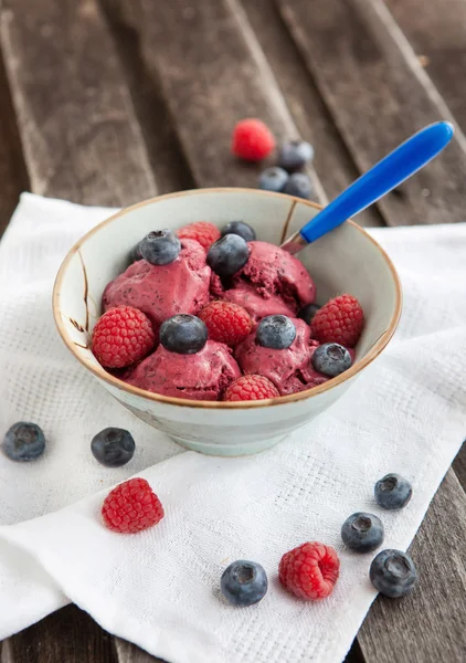 Crème glacée aux baies décorée de bleuets et framboises frais — Photo