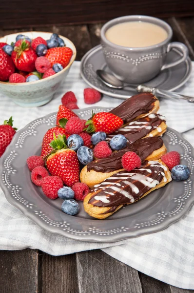 Chocolade eclairs met verse bessen — Stockfoto