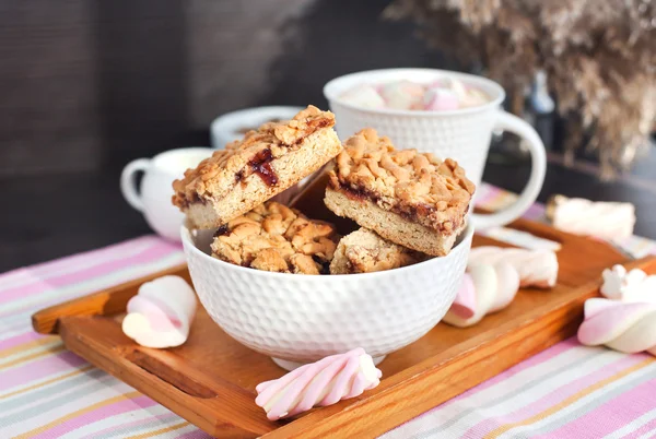 Marmelade gefüllte Barkekse und eine Tasse heißen Kakao — Stockfoto