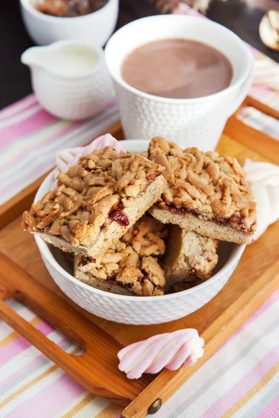 Marmelade gefüllte Barkekse und eine Tasse heißen Kakao — Stockfoto