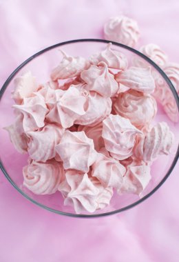 bir cam kabın içinde pembe meringues