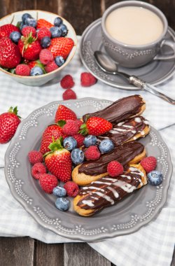 çikolata eklerleri taze çilek ile