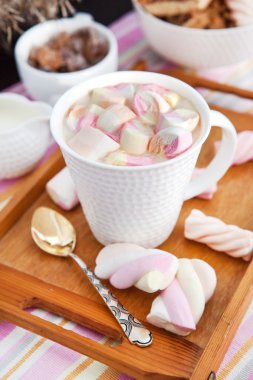 Marshmallow ile sıcak kakao bir fincan