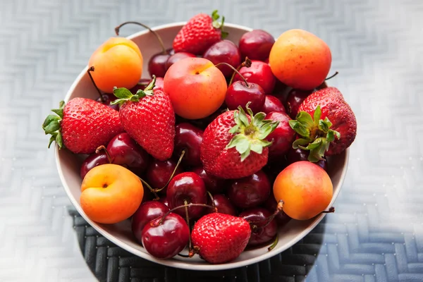Разноцветные свежие летние ягоды и фрукты — стоковое фото