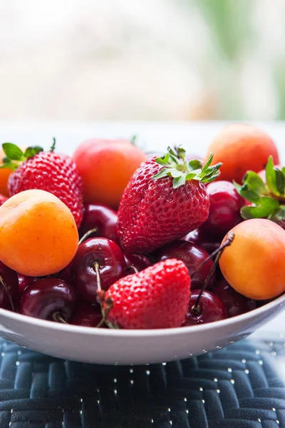 什锦多彩新鲜的夏季浆果和水果 — 图库照片