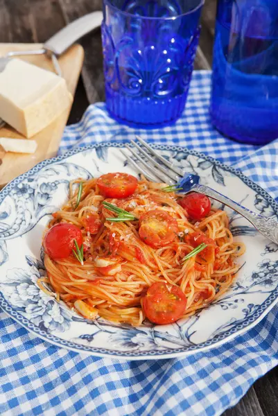 Spaghetti met tomatensaus — Stockfoto