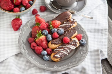 çikolata eklerleri taze çilek ile