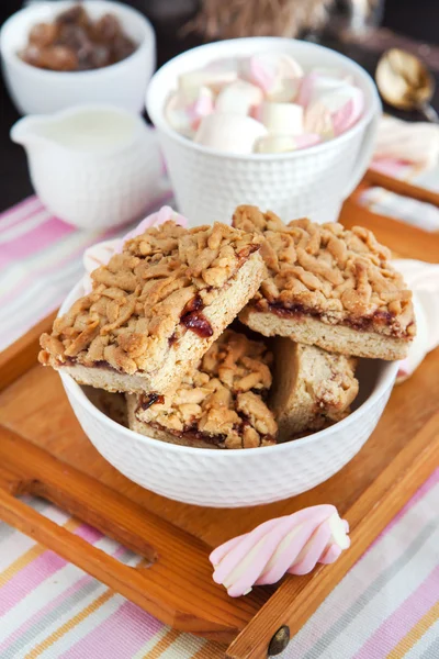 Jam fylld bar cookies och kopp varm choklad — Stockfoto