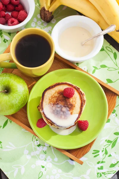 Café da manhã com panquecas de maçã — Fotografia de Stock