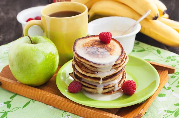Ontbijt met apple pannenkoeken — Stockfoto