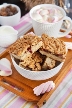 kurabiye ve kakao fincan dolu reçel