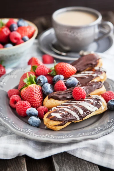 Ciocolata eclairs cu fructe de padure proaspete — Fotografie, imagine de stoc
