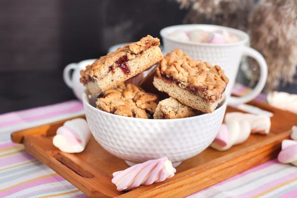 Marmelade gefüllte Barkekse und eine Tasse heißen Kakao — Stockfoto