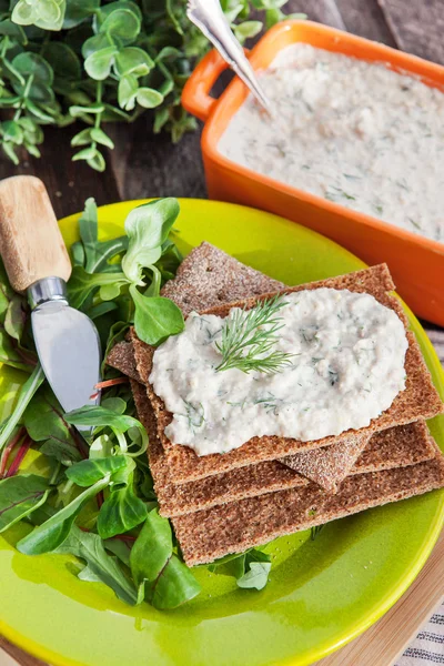 Sildekrem på et sprøtt brød. – stockfoto