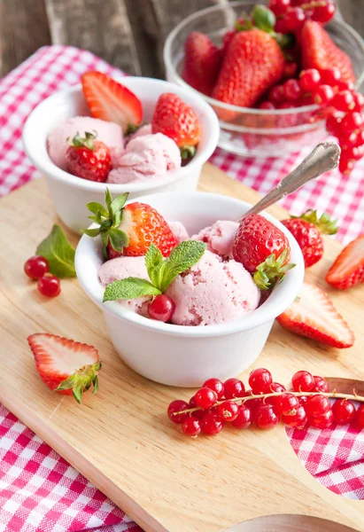 Helado de fresa — Foto de Stock