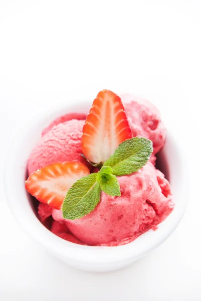 Jahodová zmrzlina na bílém pozadí — Stock fotografie