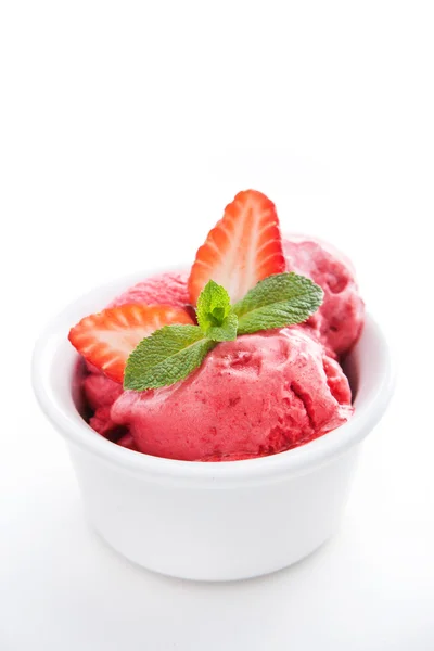 Клубничное мороженое на белом — стоковое фото