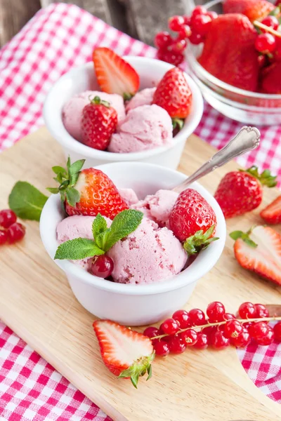 Strawberry ice cream — Stock Photo, Image