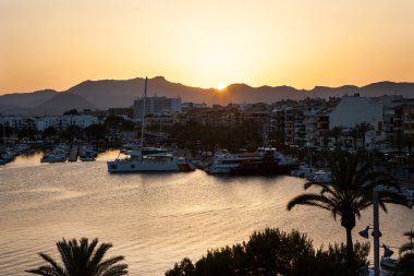 akşam deniz manzaralarını harbor, resort şehir ve dağ