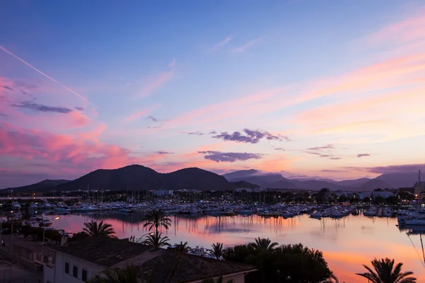 akşam deniz manzaralarını harbor, resort şehir ve dağ
