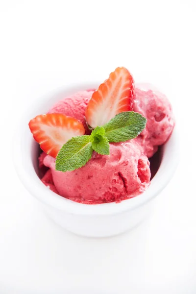 Gelato alla fragola su bianco — Foto Stock