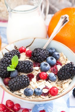 Tahıl gevreği ve taze böğürtlenli sağlıklı kahvaltı