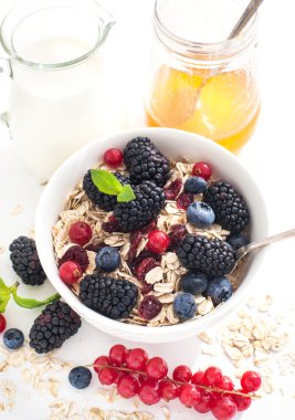 Tahıl gevreği ve taze böğürtlenli sağlıklı kahvaltı