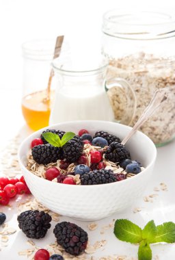 Tahıl gevreği ve taze böğürtlenli sağlıklı kahvaltı