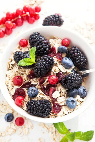 Healthy breakfast with granola and fresh berries — Stock Photo, Image