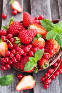 taze çilek ve sepet içinde somun