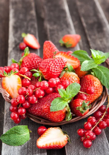 Fresh strawberry and redcurrant in a basket — Stock Photo, Image