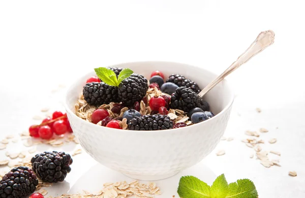 Healthy breakfast with granola and fresh berries — Stock Photo, Image