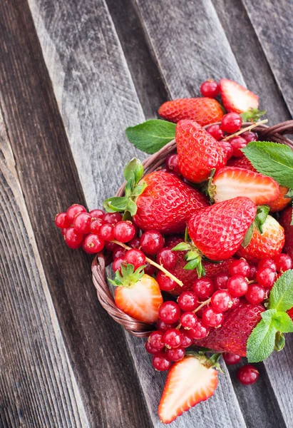 Fresh strawberry and redcurrant in a basket — Stock Photo, Image