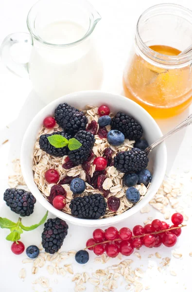 Healthy breakfast with granola and fresh berries — Stock Photo, Image