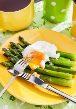 haşlanmış yumurta ve yeşil kuşkonmaz Kahvaltı