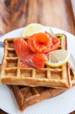 patates waffle tuzlanmış somon ile