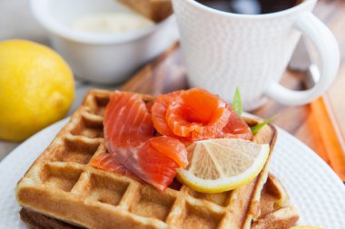 patates waffle tuzlanmış somon ile