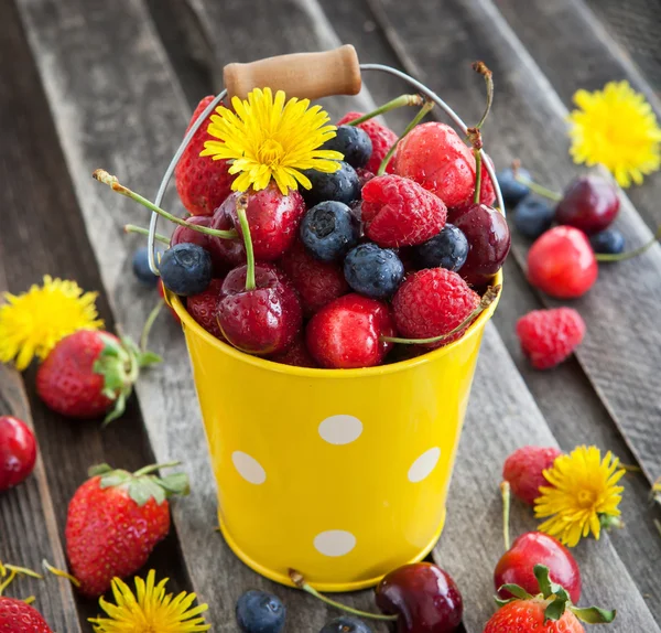 양동이에 신선한 여름 딸기 — 스톡 사진