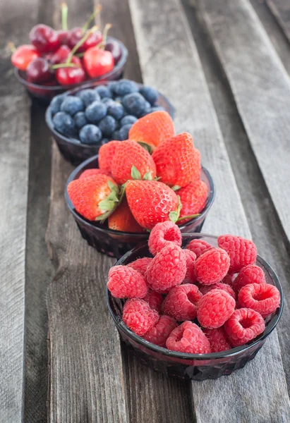Cerise fraîche, fraise, myrtille et framboise — Photo