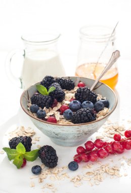 Tahıl gevreği ve taze böğürtlenli sağlıklı kahvaltı