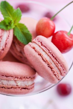 pembe Fransız macarons kiraz ile