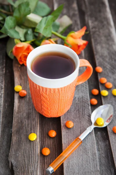 Šálek čaje a barevné bonbóny — Stock fotografie