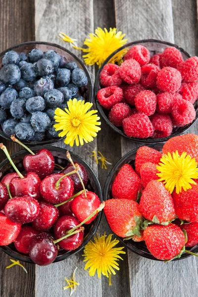 신선한 체리, 딸기, 블루베리, 라즈베리 — 스톡 사진