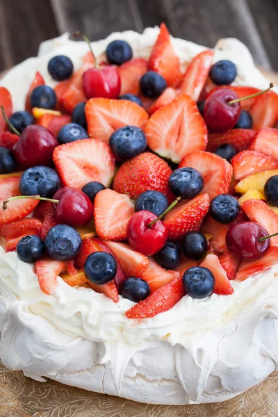 신선한 딸기와 파블로 케이크 — 스톡 사진