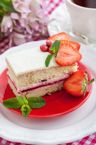 Stück Erdbeerkuchen — Stockfoto