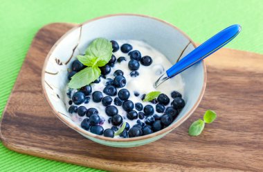 yaban mersini ve nane ile taze yoğurt 